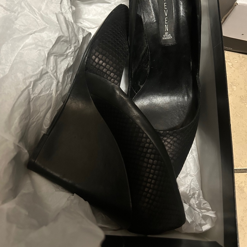 NIB Steve Madden Black Textured Heeled Wedges - size 10 - Picture 2 of 5